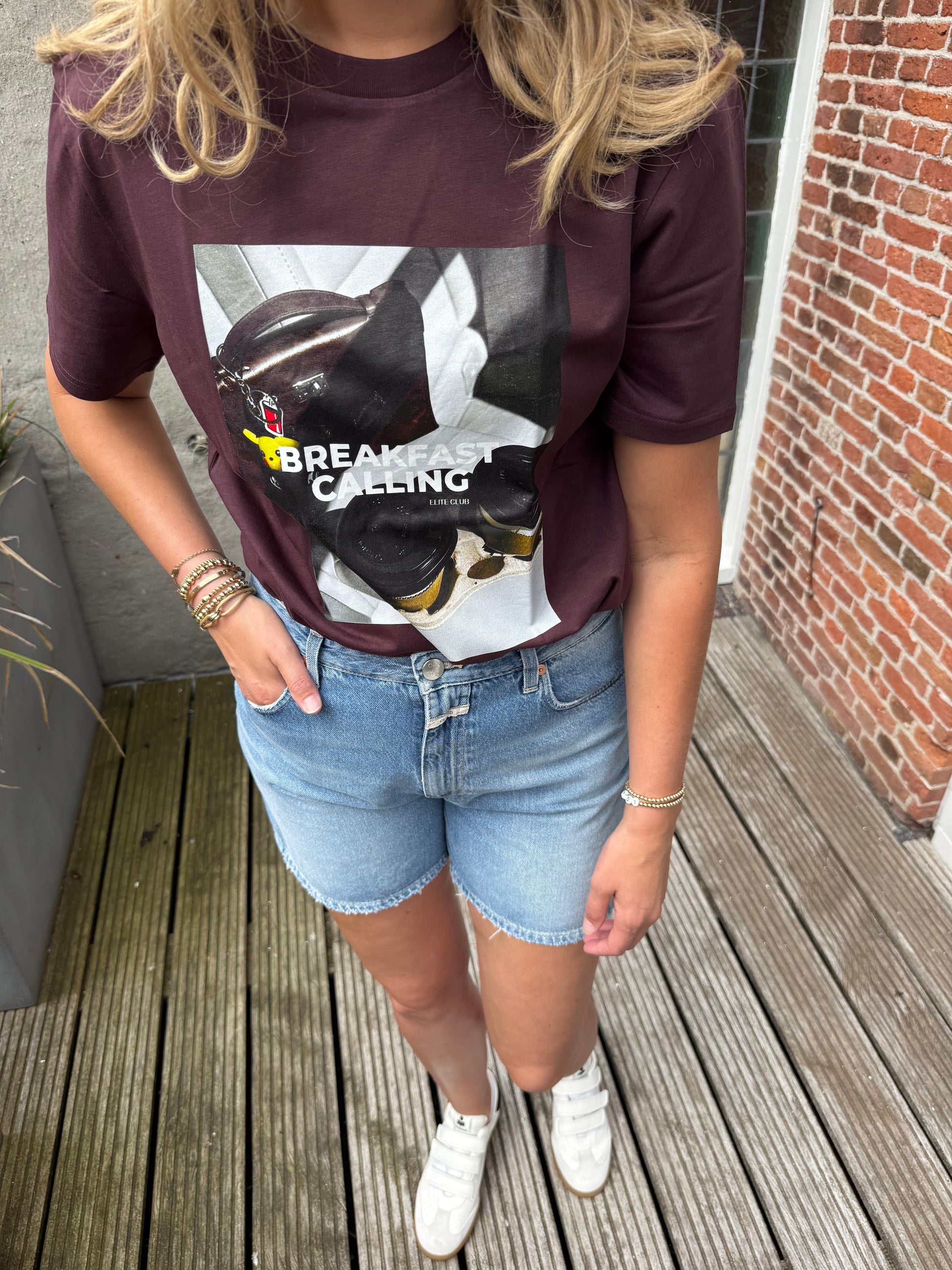 Tee Breakfast calling burgundy