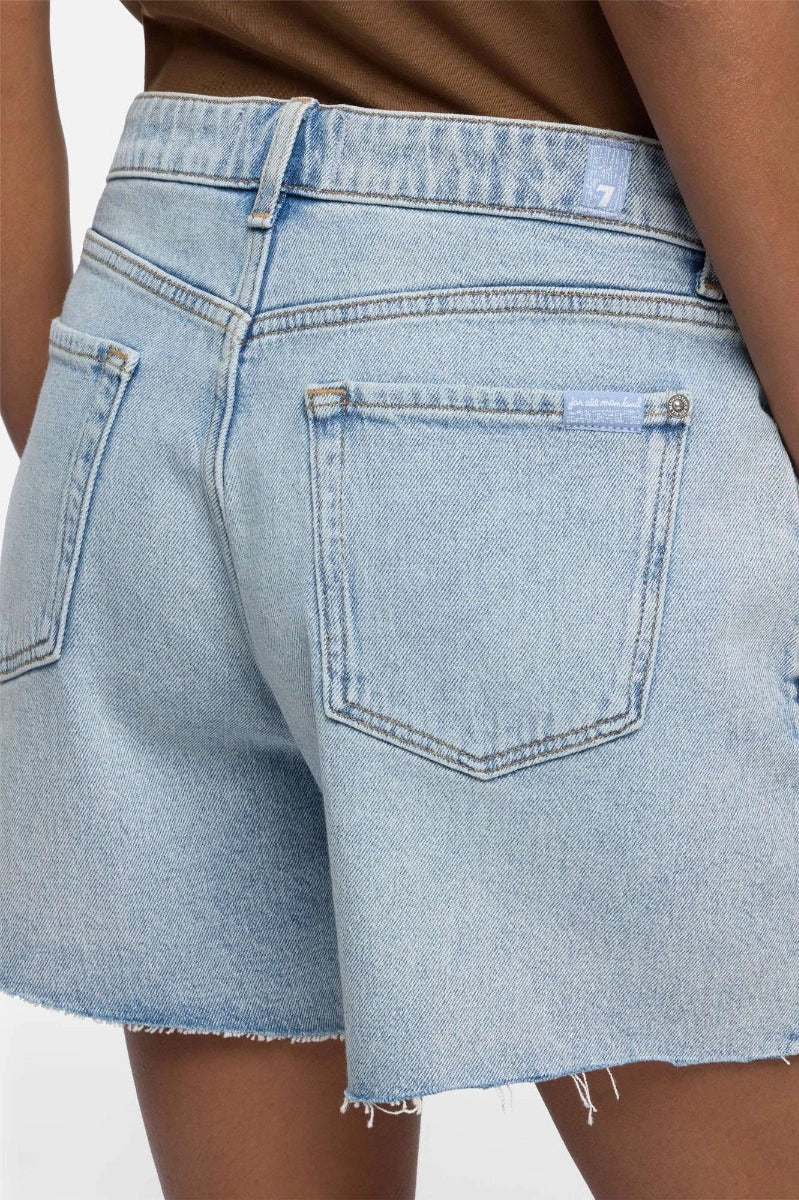 Short Monroe long ode with raw cut