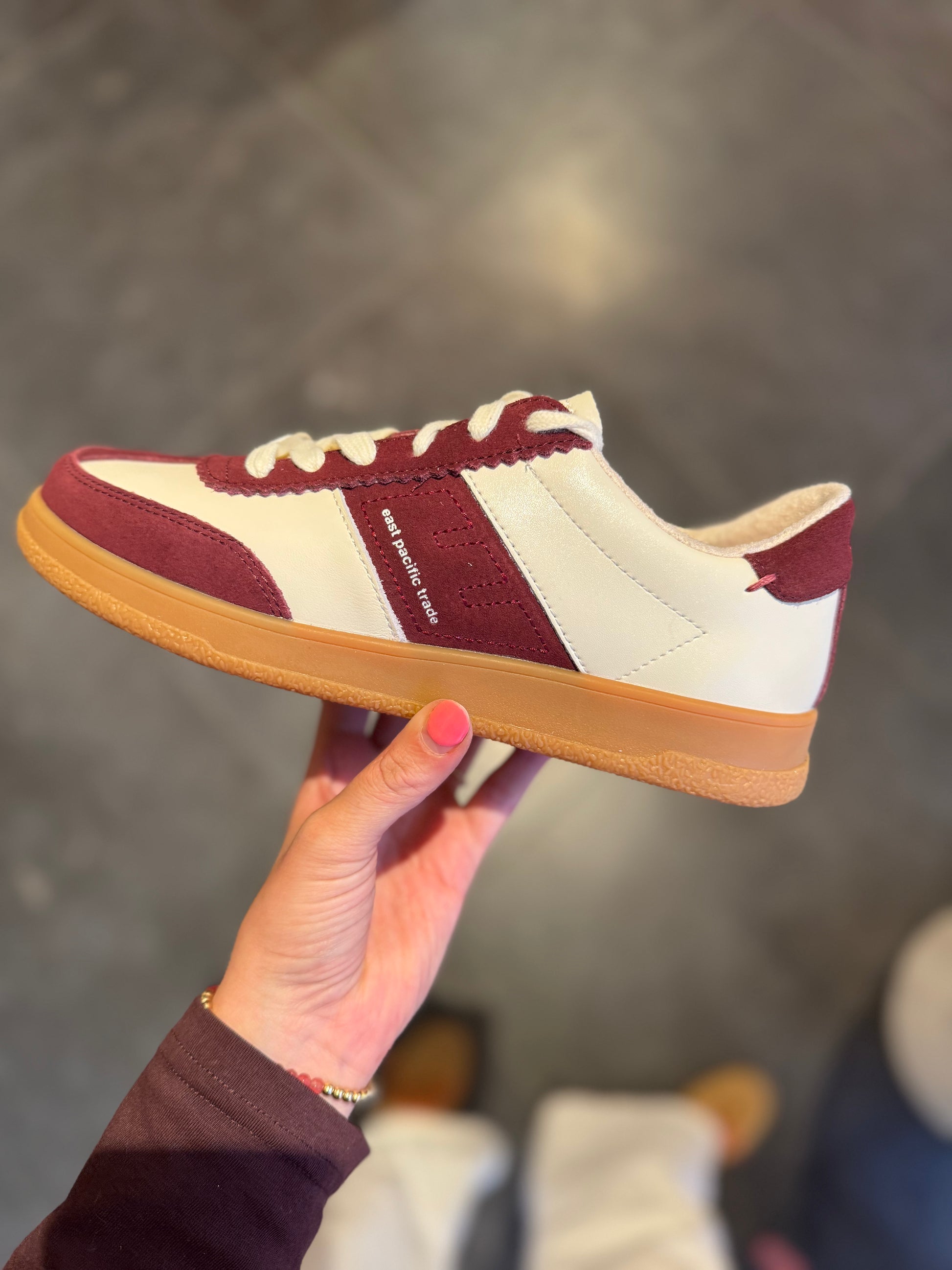 Santos tofu/burgundy